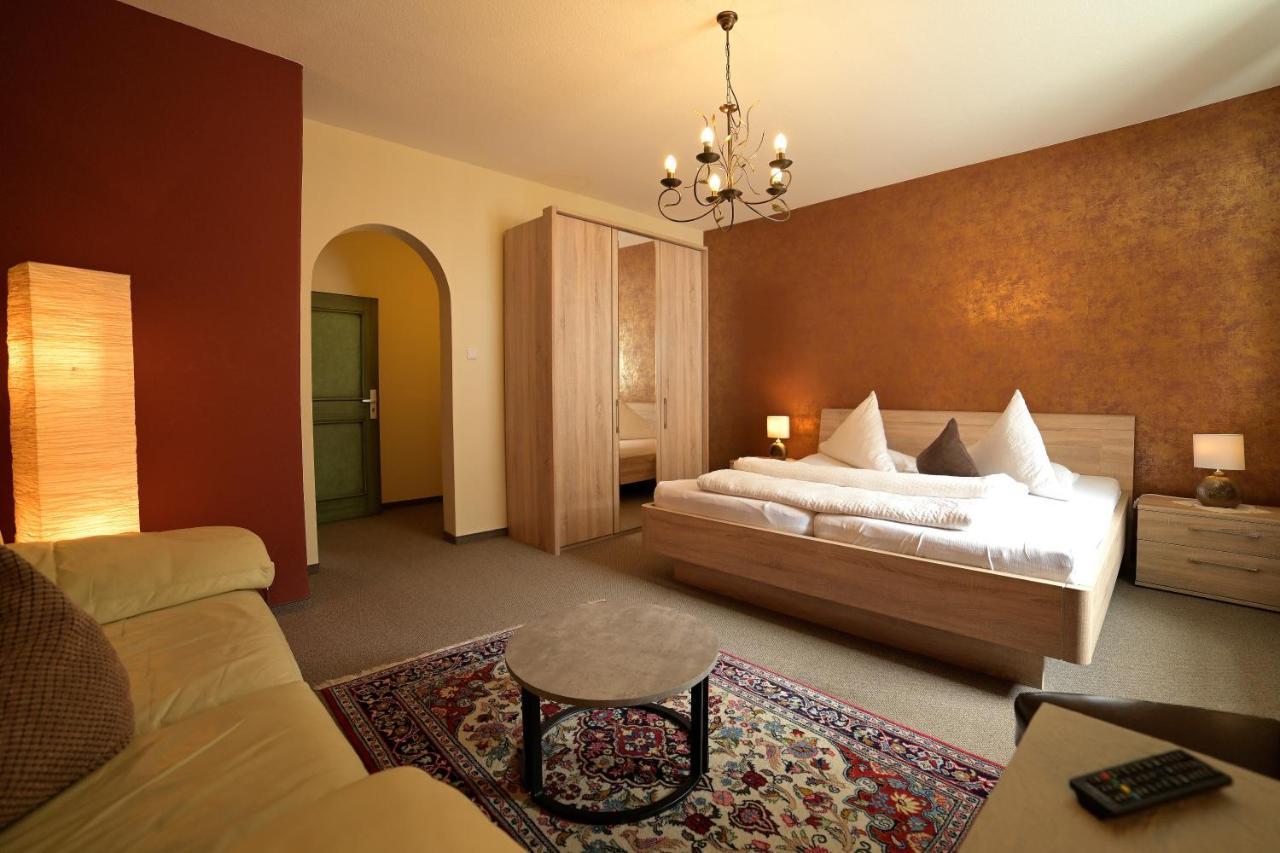Hotel Zrenners Garni วาล์ดซัสเซน ภายนอก รูปภาพ