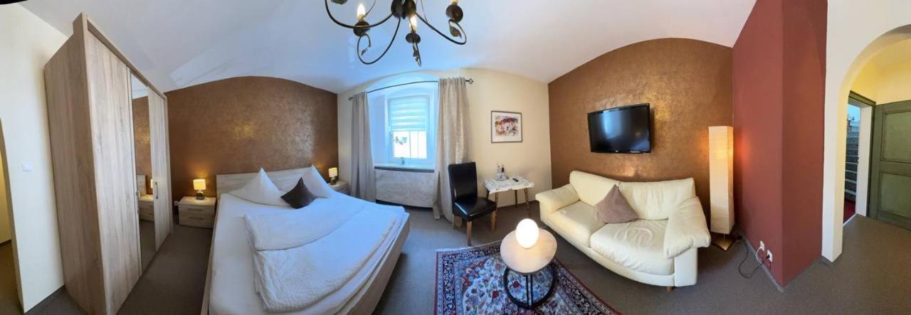 Hotel Zrenners Garni วาล์ดซัสเซน ภายนอก รูปภาพ