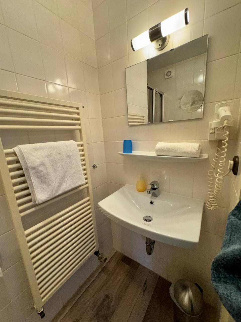 Hotel Zrenners Garni วาล์ดซัสเซน ภายนอก รูปภาพ