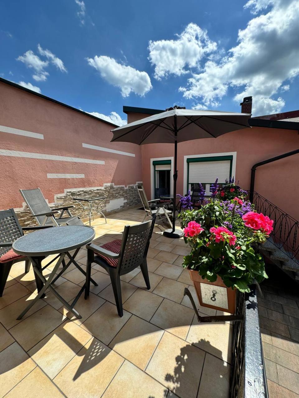 Hotel Zrenners Garni วาล์ดซัสเซน ภายนอก รูปภาพ