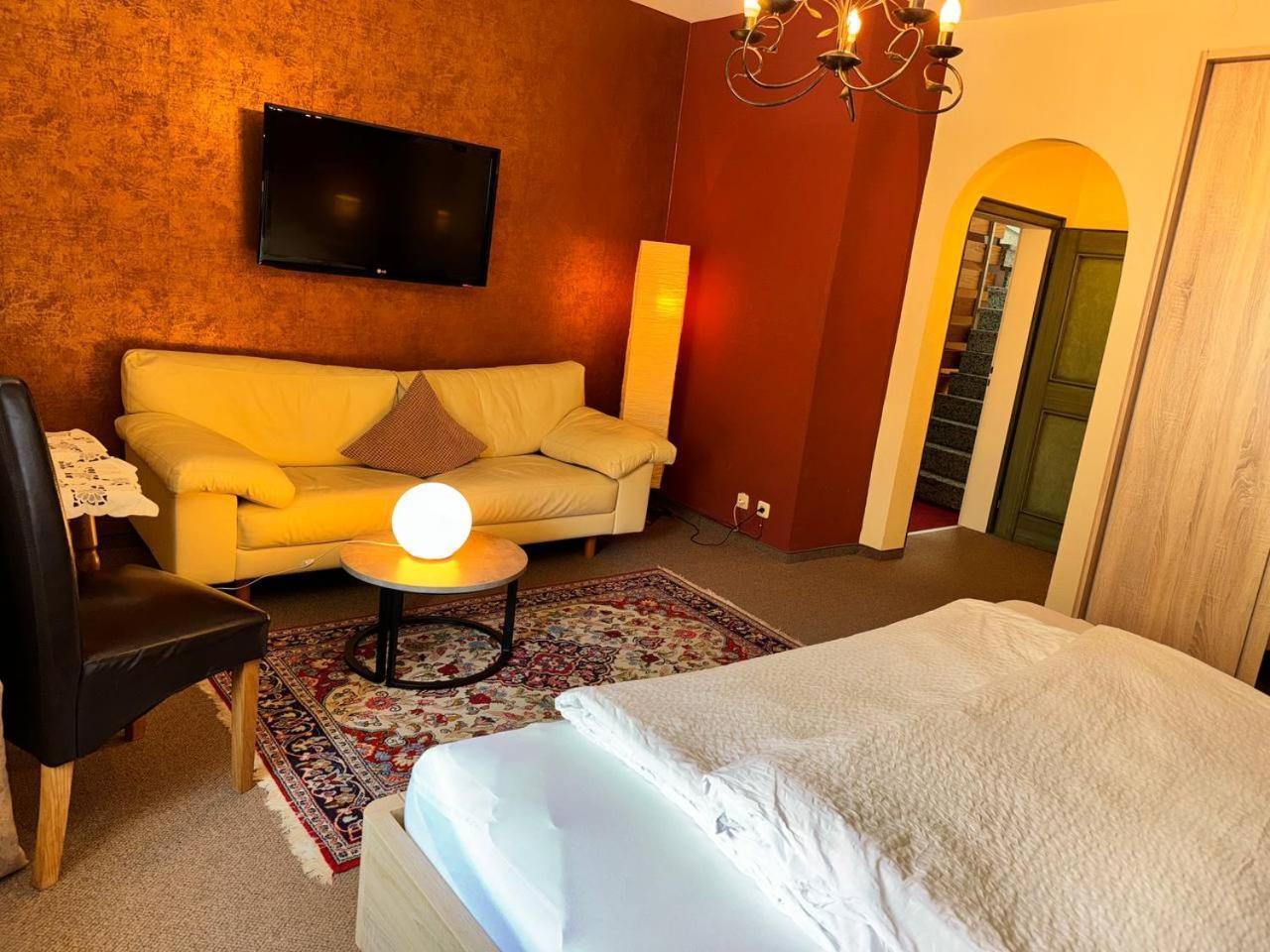 Hotel Zrenners Garni วาล์ดซัสเซน ภายนอก รูปภาพ